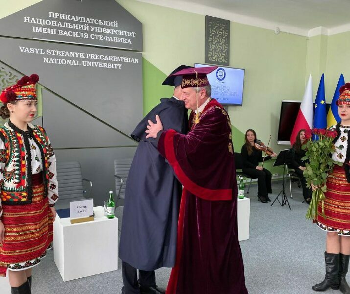 d8f886d2-8e54-46f7-ba55-b8946d1b2ff5-715x600