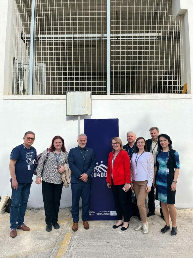 301b65bc-0e22-4d32-b93a-fc12fd188de4-768x1024