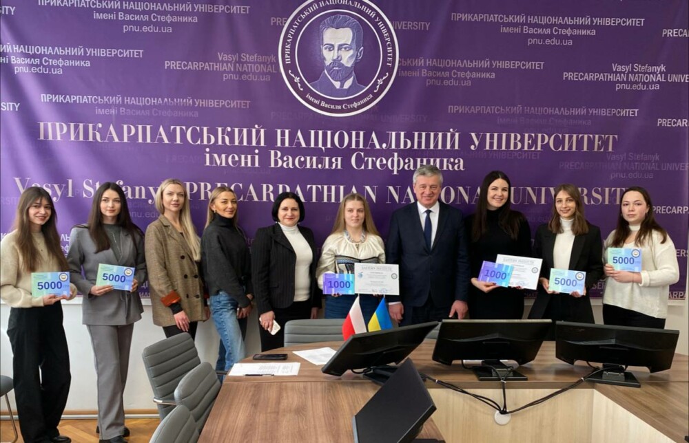 photo_5291851934824786654_y