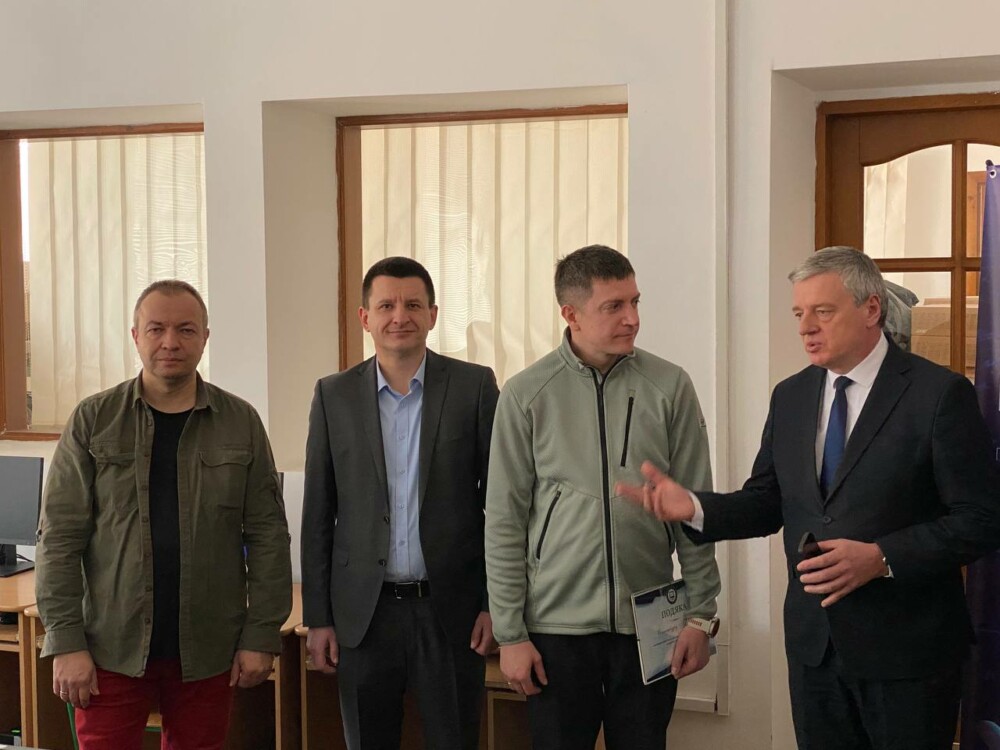 photo_5291851934824786742_y