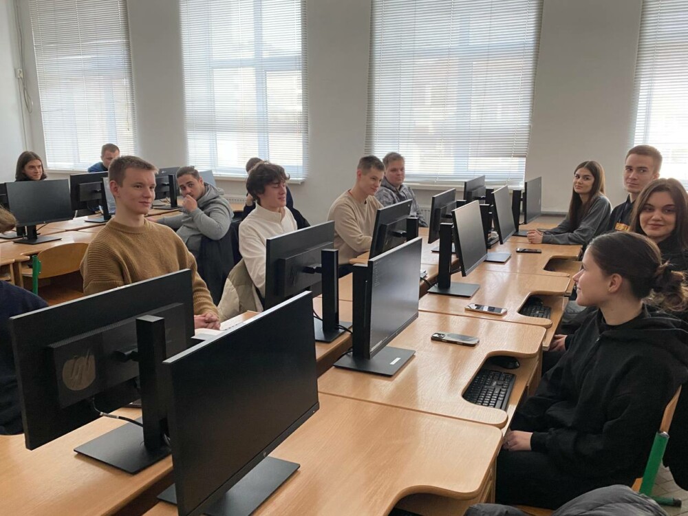 photo_5291851934824786756_y