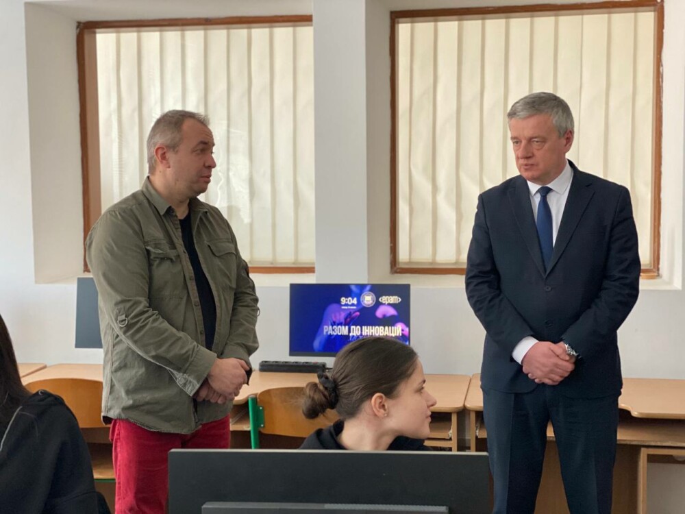 photo_5291851934824786771_y