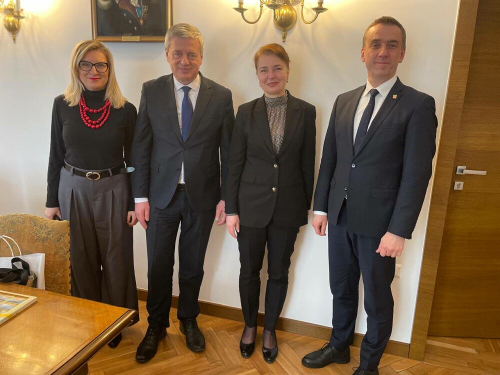 photo_5413744468189901313_y