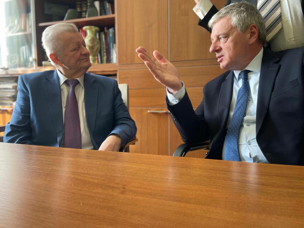 photo_5413744468189901315_y