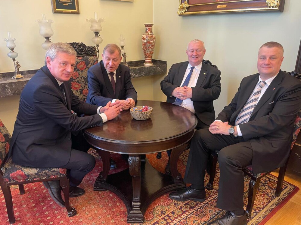 photo_5413744468189901316_y